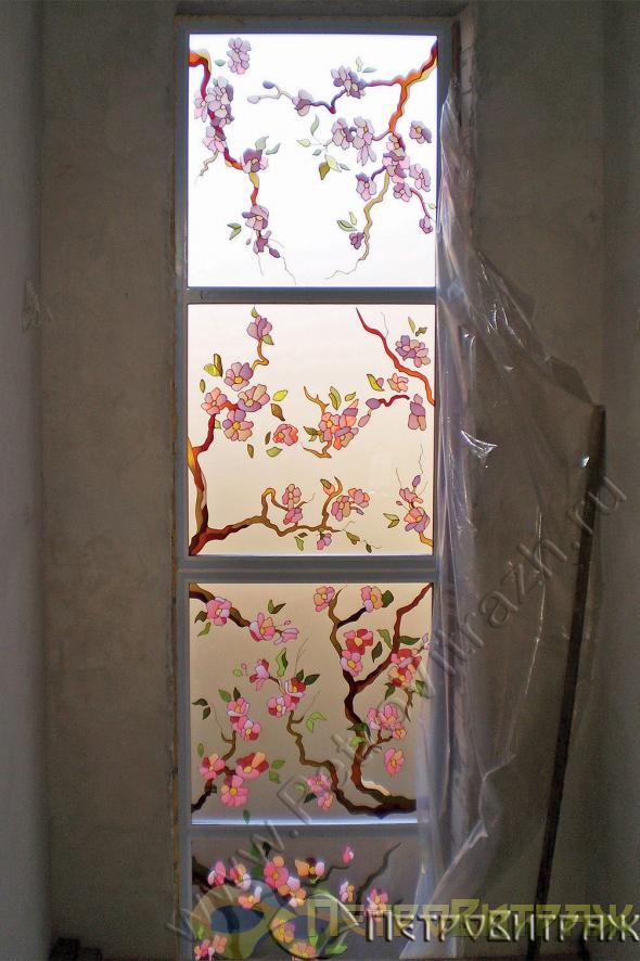 Витражное окно с ветками сакуры